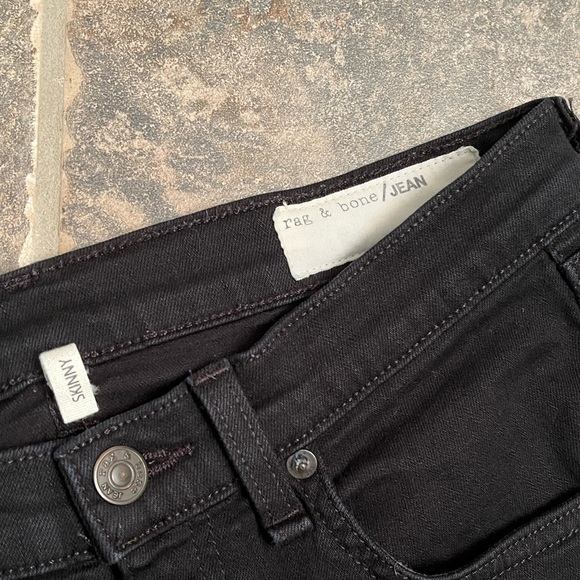 β¨ Rag & Bone Skinny Jeans in Coal Dark Rinse Size 26 EUC - Picture 3 of 9
